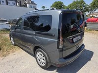 Skats no kreisās puses aizmugurē