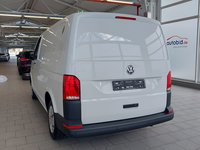 Skats no kreisās puses aizmugurē
