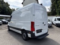 Skats no kreisās puses aizmugurē
