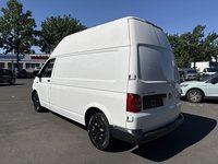 Skats no kreisās puses aizmugurē