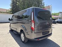 Skats no kreisās puses aizmugurē
