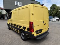 Skats no kreisās puses aizmugurē