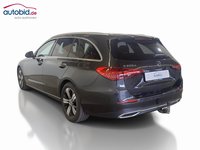 Skats no kreisās puses aizmugurē