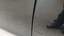 Marcas de danos na porta dianteira esquerda