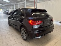 Skats no kreisās puses aizmugurē