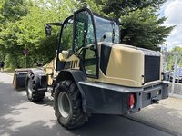 Skats no kreisās puses aizmugurē