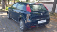 Skats no kreisās puses aizmugurē