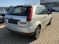 Skats no labās puses aizmugurē