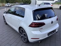 Skats no kreisās puses aizmugurē