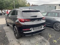 Skats no kreisās puses aizmugurē