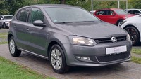 Pogled sprijeda desno