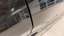 Tragovi oštećenja na ivicama vrta pozadi desno