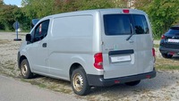 Skats no kreisās puses aizmugurē