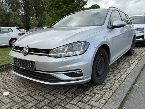 Skats no kreisās puses priekšā