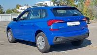 Skats no kreisās puses aizmugurē