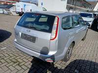 Pogled desno zadaj
