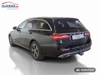 Skats no kreisās puses aizmugurē