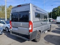 Pogled straga desno